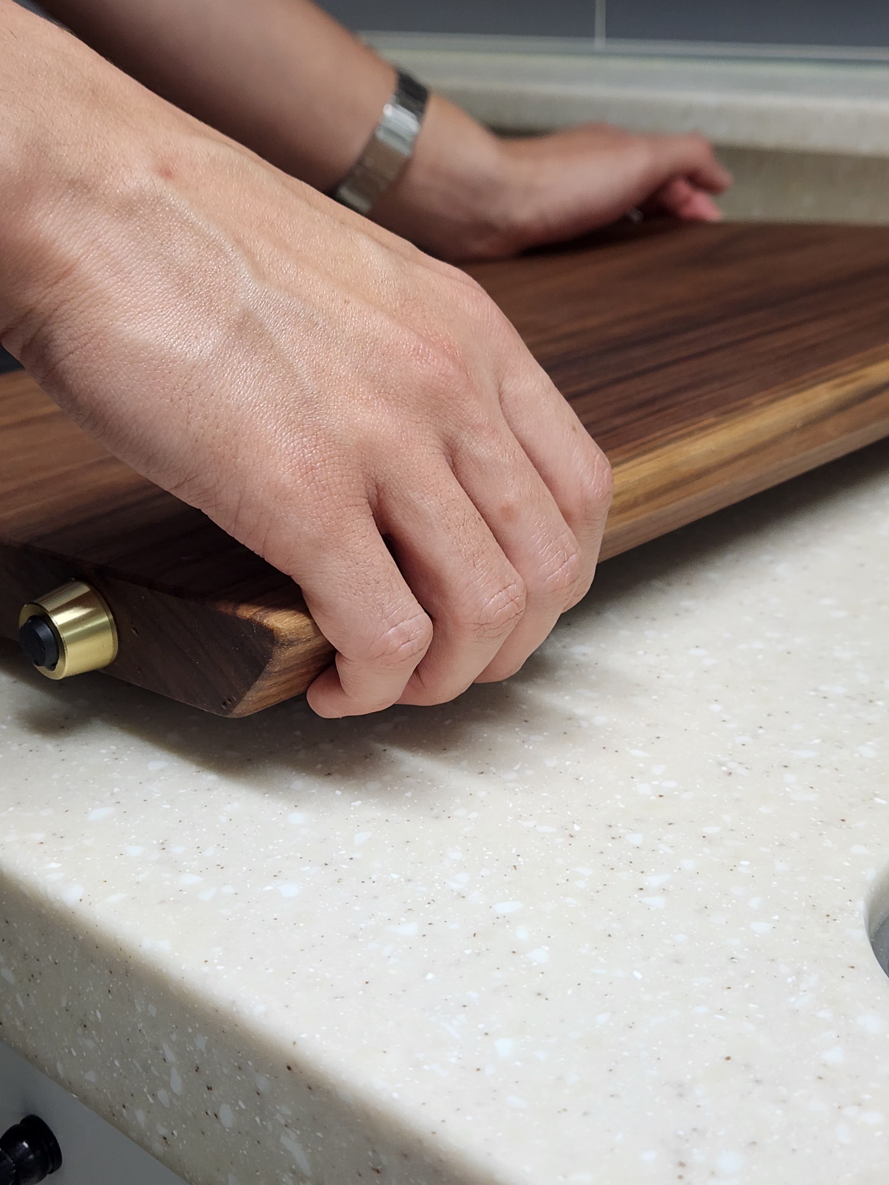 신현공예 월넛 호두 통원목 우드 주방 위생 수제 양면 플레이팅 사각 중 황동발 나무도마